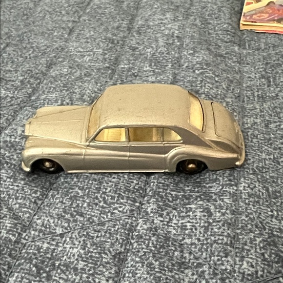 Matchbox vintage cars, Corgi toys and Matchbox vintage catalogs, Mattel tin pin - Picture 10 of 13